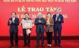 Trao tặng Huy hiệu 30 năm tuổi Đảng cho Phó Chủ tịch UBTƯ MTTQ Việt Nam Nguyễn Hữu Dũng