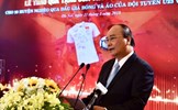Thủ tướng trao kinh phí từ đấu giá bóng, áo của đội U23 cho 20 huyện nghèo 