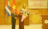 Chủ tịch Quốc hội nhận Huân chương Đoàn kết của Hội đồng Nhà nước Cuba 