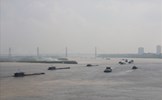 Hà Nội: Tàu thuyền quá tải "làm xiếc" trên sông Hồng, lực lượng chức năng ở đâu?