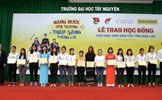 Nam A Bank và Hoa hậu H’Hen Niê trao học bổng tại Đak Lak