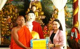 Phó Chủ tịch - Tổng Thư ký Nguyễn Thị Thu Hà thăm, chúc mừng đồng bào dân tộc Khmer tỉnh Hậu Giang