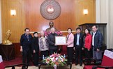 Gia đình cụ Hoàng Thị Minh Hồ trao tiền ủng hộ đồng bào vùng lũ và học sinh nghèo vượt khó 