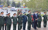 Đoàn đại biểu cấp cao QĐND Việt Nam đặt hoa tại Tượng đài Bác ở Moskva
