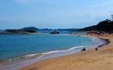 Kỳ lạ bãi biển cát đen kịt, chứa đầy phóng xạ vẫn hút khách ở Brazil