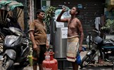 Hình ảnh người dân Ấn Độ nhọc nhằn trong nắng nóng ngột ngạt