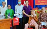 Phó Chủ tịch Trương Thị Ngọc Ánh tặng quà gia đình chính sách tại Cà Mau