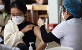 Ngày đầu Hà Nội tiêm vaccine cho trẻ: Phụ huynh ngóng đợi ngoài phòng tiêm