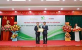 Doanh nhân Đỗ Quang Hiển nhận kỷ niệm chương vì sự nghiệp phát triển Đại học Quốc gia Hà Hội