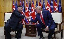 Bước chân “lịch sử” và những bất ngờ trong cuộc gặp Trump-Kim tại DMZ