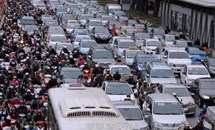 Ùn tắc giao thông tại Hà Nội: Cần những giải pháp cấp bách 