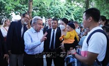 Chủ tịch nước Nguyễn Xuân Phúc và TTK LHQ António Guterres thăm không gian phố đi bộ 