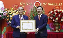 Trao Huy hiệu 40 năm tuổi Đảng cho Chủ tịch nước Nguyễn Xuân Phúc 