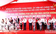 Chủ tịch nước tặng quà hộ nghèo, học sinh dân tộc nội trú, công nhân có hoàn cảnh khó khăn tại tỉnh Đắk Lắk