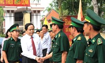 Chủ tịch Trần Thanh Mẫn tặng quà Tết chiến sĩ và bà con nghèo vùng biên giới An Giang