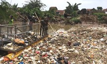 Quân đội vào cuộc xử lý khủng hoảng chất thải nhựa ở Indonesia