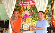 Phó Chủ tịch - Tổng Thư ký Hầu A Lềnh chúc tết Chôl Chnăm Thmây tại tỉnh Hậu Giang