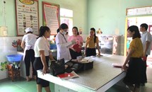 Giám sát vệ sinh ATTP đối với trường học có bếp ăn tập thể trên địa bàn xã Quang Phú