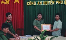Công an huyện Phú Quốc khen thưởng người dân tham gia truy bắt tội phạm
