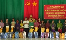 Phó Chủ tịch Trương Thị Ngọc Ánh tặng quà Tết đồng bào dân tộc thiểu số nghèo