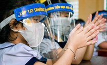 Học sinh đeo tấm chắn giọt bắn: Cần bỏ ngay để bảo vệ thị lực cho trẻ!