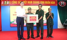 Phó Chủ tịch Phùng Khánh Tài tặng quà các thương bệnh binh tại tỉnh Thái Bình