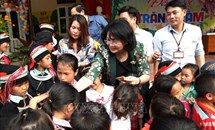 Phó Chủ tịch nước Đặng Thị Ngọc Thịnh vui trung thu với học sinh Hà Giang