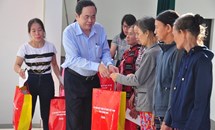 Chủ tịch Trần Thanh Mẫn trao 12 tỷ đồng hỗ trợ bà con vùng lũ tỉnh Quảng Nam