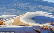 Tuyết phủ trắng vùng sa mạc nóng nhất Trái đất Sahara