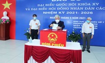 Chủ tịch Đỗ Văn Chiến cùng cử tri quận Bắc Từ Liêm đi bỏ phiếu bầu cử