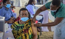 Tin bác sĩ, 800 người Uganda bị lừa tiêm vaccine COVID-19 giả