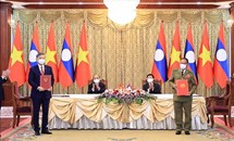 Việt Nam trao tặng nhiều Huân chương cao quý cho Bộ Công an Lào