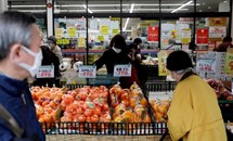 Lạm phát kéo dài, người Nhật trồng rau, giảm uống rượu