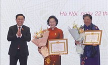 Trao Huy hiệu 40 năm tuổi Đảng, Huân chương cho các Ủy viên Trung ương Đảng khóa XII ở Quốc hội