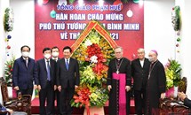 Phó Thủ tướng Phạm Bình Minh chúc mừng lễ Giáng sinh Tổng Giám mục Tổng Giáo phận Huế