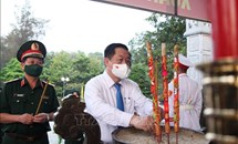 Đồng chí Nguyễn Trọng Nghĩa dâng hương tưởng niệm Anh hùng liệt sĩ