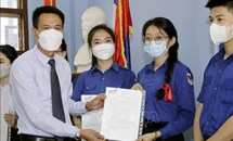 Trao học bổng du học Việt Nam cho học sinh Trường song ngữ Nguyễn Du tại Lào