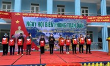 Phó Chủ tịch Trương Thị Ngọc Ánh chung vui Ngày hội Biên phòng toàn dân với nhân dân tỉnh Cao Bằng