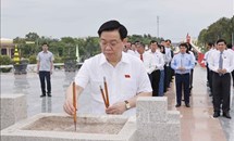 Chủ tịch Quốc hội dâng hương tưởng niệm Chủ tịch Hồ Chí Minh và các liệt sĩ