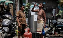 Hình ảnh người dân Ấn Độ nhọc nhằn trong nắng nóng ngột ngạt