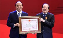 Chủ tịch nước Nguyễn Xuân Phúc trao Huân chương Độc lập hạng Nhì cho nhà thơ Hữu Thỉnh