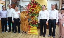 Phó Chủ tịch - Tổng Thư ký Lê Tiến Châu chúc mừng Đại lễ Phật đản tại TP. Hồ Chí Minh