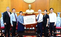 Chủ tịch Đỗ Văn Chiến tiếp nhận ủng hộ 400 căn nhà Đại đoàn kết hỗ trợ hộ nghèo tại 9 tỉnh