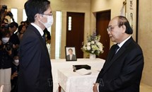 Chủ tịch nước Nguyễn Xuân Phúc tưởng niệm cố Thủ tướng Nhật Bản Abe Shinzo
