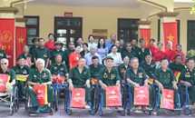 Chủ tịch Ủy ban Trung ương MTTQ Việt Nam Đỗ Văn Chiến tặng quà thương, bệnh binh tại Hà Nam