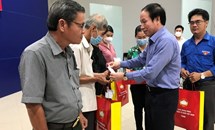 Phó Chủ tịch - Tổng Thư ký Lê Tiến Châu tặng quà các gia đình có công với cách mạng tại Tây Ninh