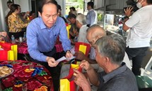 Phó Chủ tịch - Tổng Thư ký Lê Tiến Châu tặng quà người có công tại tỉnh Long An