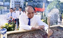 Chủ tịch nước dâng hương tại Đài tưởng niệm các Anh hùng liệt sỹ tỉnh Quảng Ninh