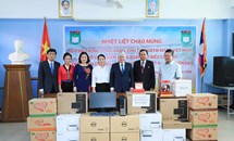Chủ tịch Đỗ Văn Chiến thăm, tặng quà Trường song ngữ Lào - Việt Nam Nguyễn Du