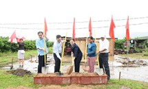 Phó Chủ tịch Trương Thị Ngọc Ánh dự lễ khởi công xây dựng nhà Đại đoàn kết tại tỉnh Kon Tum